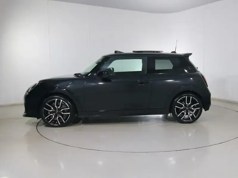 Used Mini Cooper Hatch 113 kW (154 HP) 2025 Black Hatchback