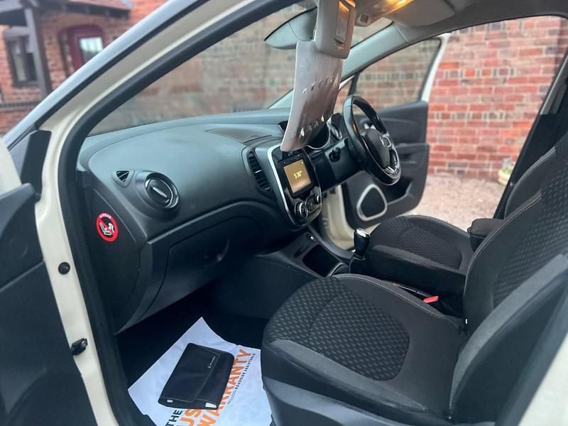 Used Renault Captur Dynamique 90 HP (66 kW) 2017 Cream SUV
