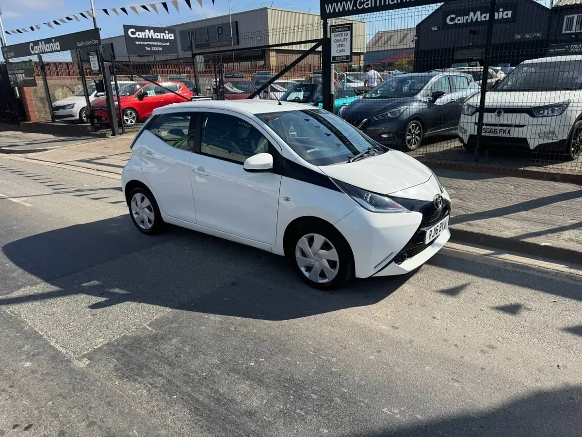 Used Toyota Aygo X-play 69 HP (50 kW) 2016 White Hatchback