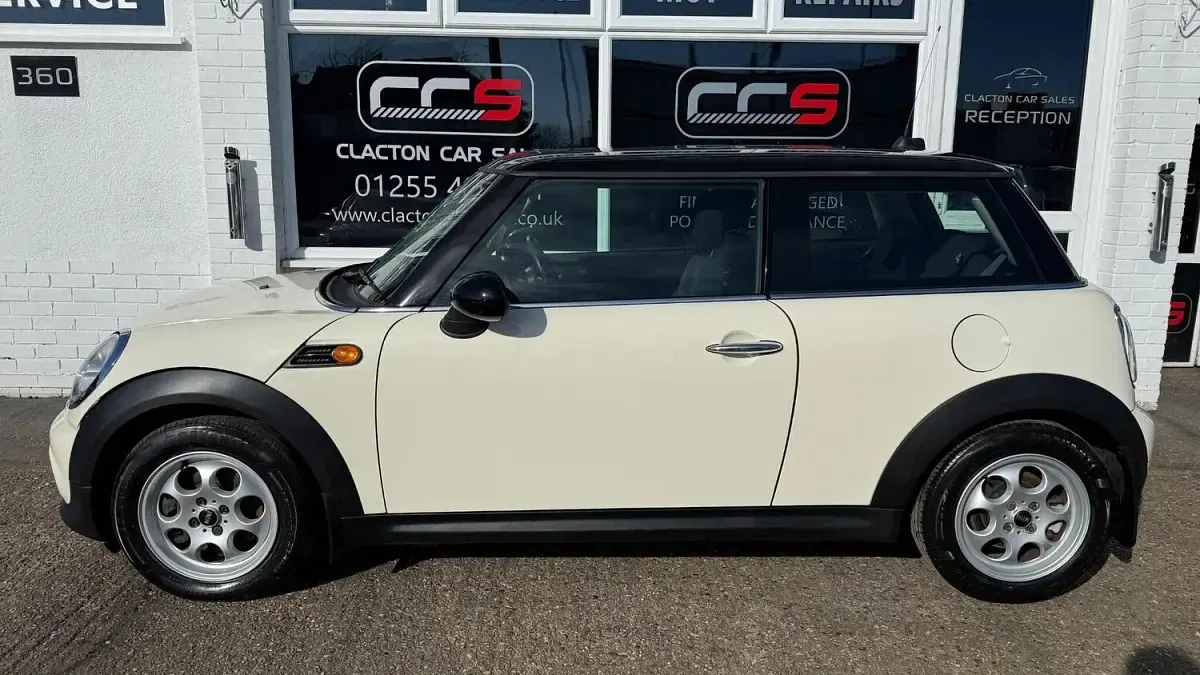 Used Mini Cooper Hatch 122 HP (89 kW) 2012 White Hatchback