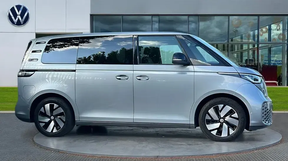 Usado VW ID. Buzz Pro 150 kW (204 CV) 2023 Plateado Monovolumen