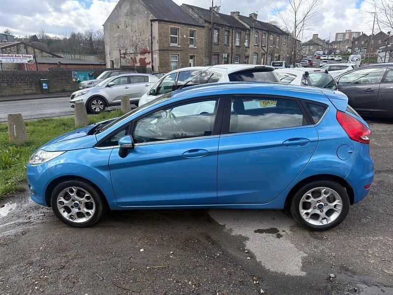 Usado Ford Fiesta Zetec 82 HP (60 kW) 2012 Azul Citadino