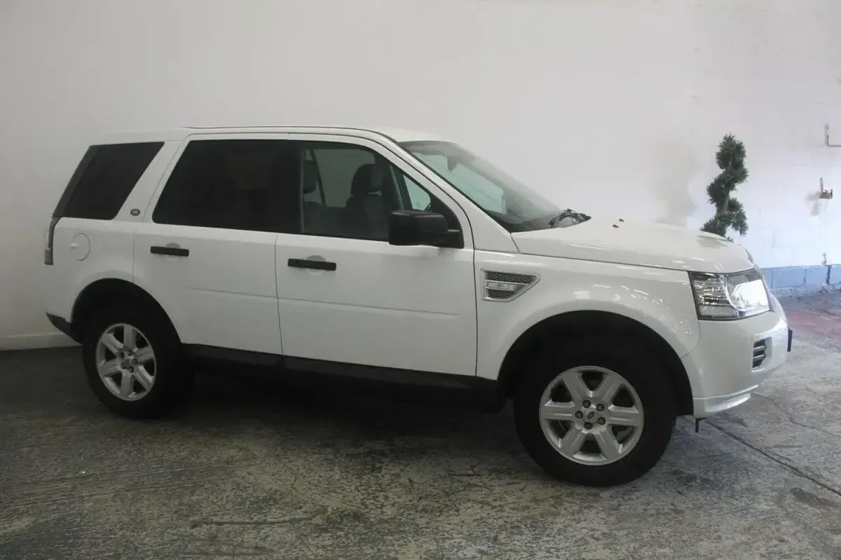 Used Land Rover Freelander 2 190 HP (139 kW) 2014 White SUV