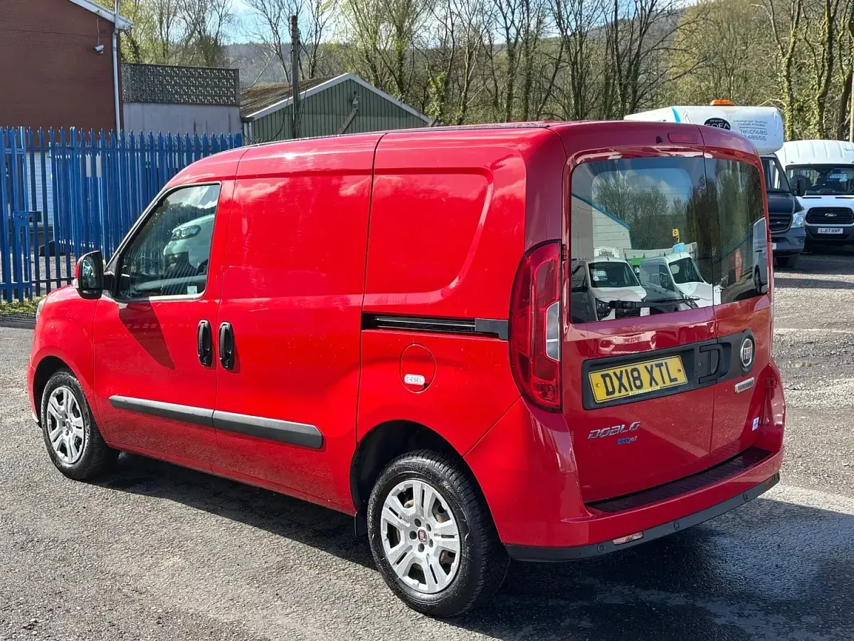 Used Fiat Doblò 95 HP (69 kW) 2018 Red MPV