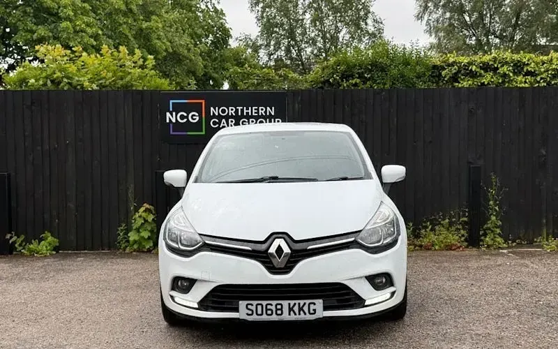 Used Renault Clio Iconic 76 HP (55 kW) 2019 White Hatchback