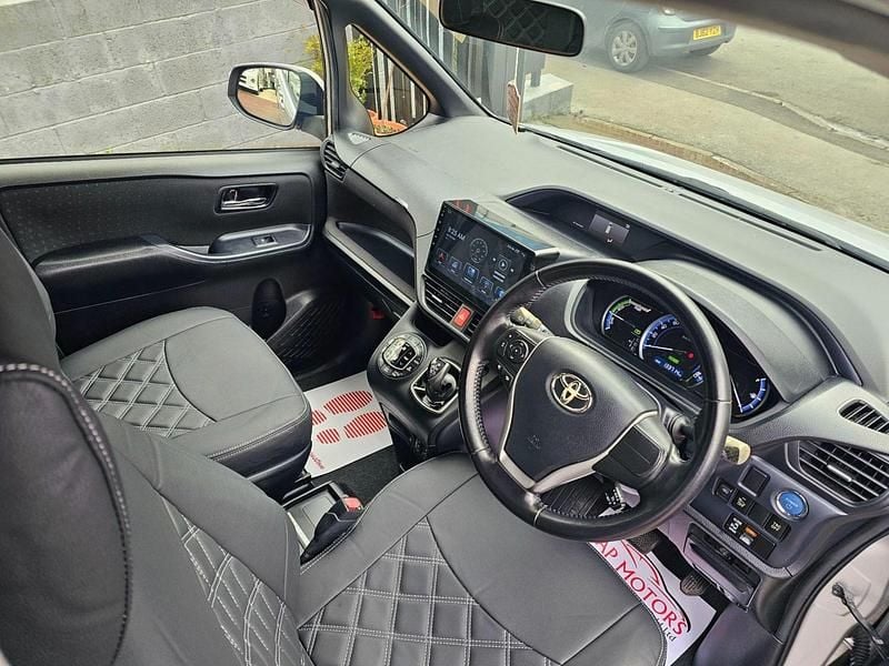 Used Toyota Voxy 2014 Silver MPV