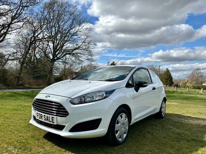 White Used 2015 Ford Fiesta Hatchback | £2,695 (A bit pricey) - Image 1/4