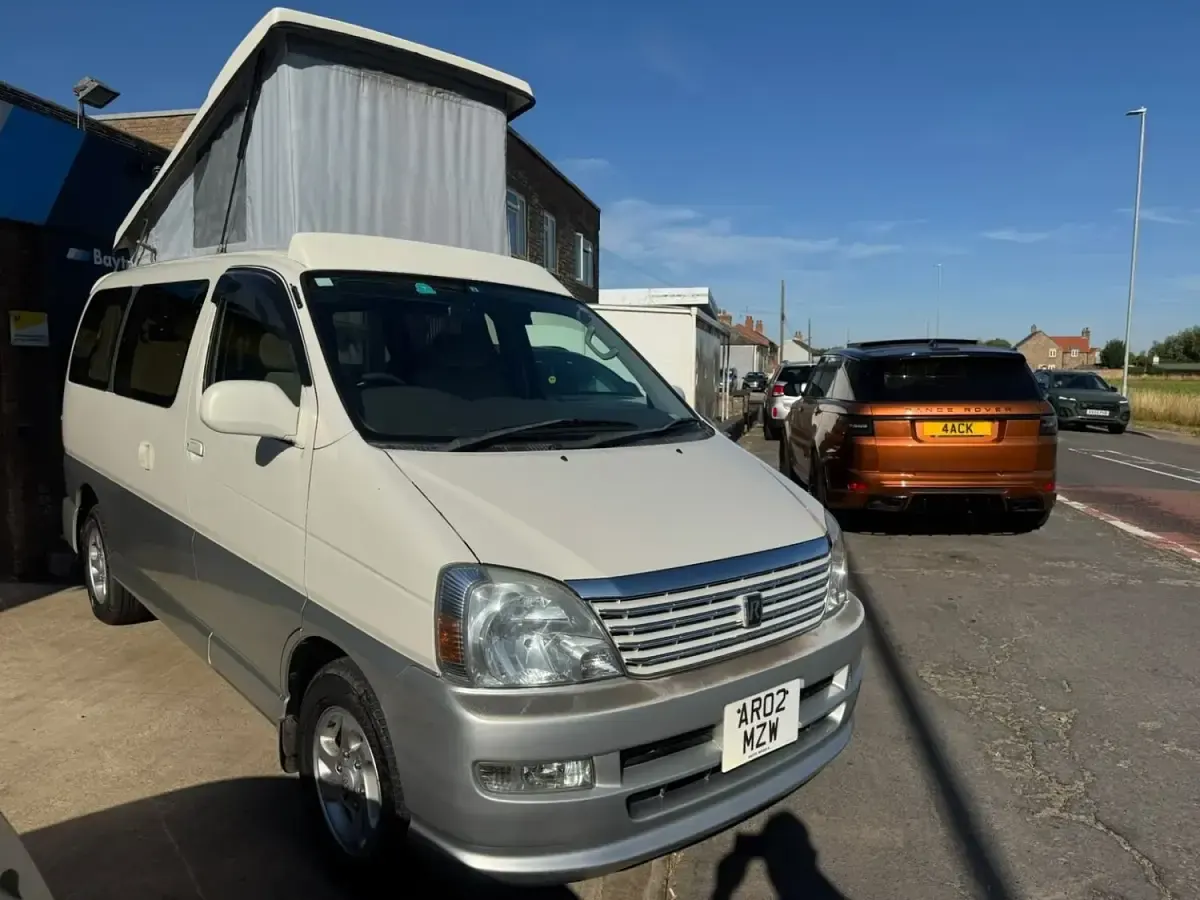 Used Toyota Regius 2016 White/silver Van