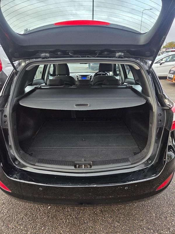 Used Hyundai i30 SE 108 HP (79 kW) 2015 Black Estate