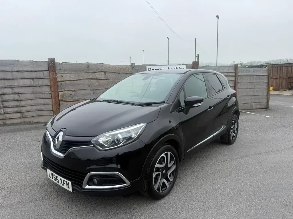 Used Renault Captur Dynamique 90 HP (66 kW) 2016 Black SUV
