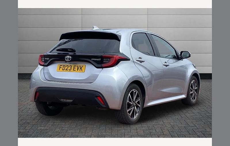 Used Toyota Yaris Hybrid Design 116 HP (85 kW) 2023 Silver Hatchback