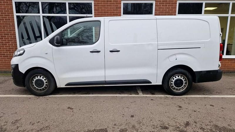 Used Vauxhall Vivaro S 100 HP (73 kW) 2021 White MPV