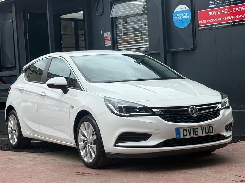 White Used 2016 Vauxhall Astra Design Edition Hatchback | £5,989 (Good price) - Image 1/4