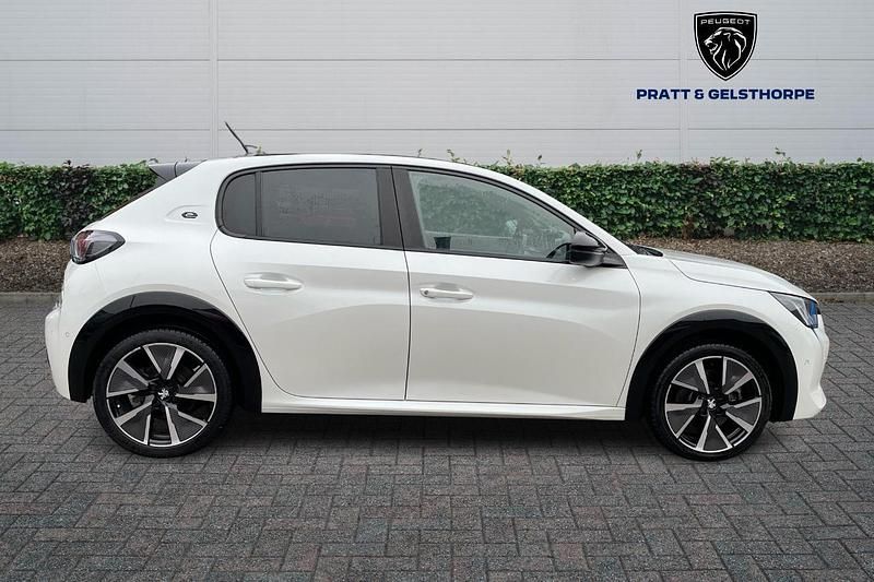 Used Peugeot e-208 Premium 100 kW (136 HP) 2021 White Hatchback
