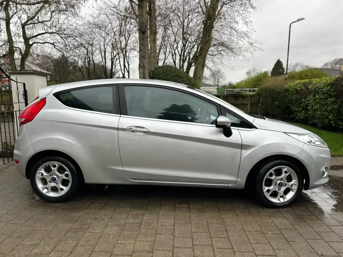 Begagnad Ford Fiesta Zetec 2012 Silver Halvkombi
