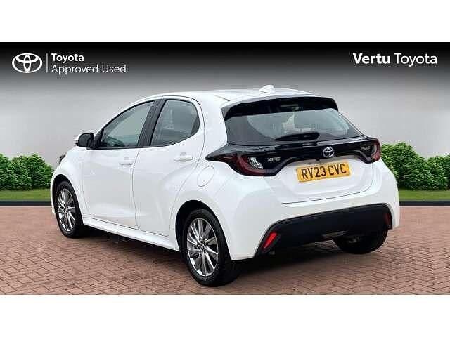 Used Toyota Yaris Hybrid 116 HP (85 kW) 2023 White Hatchback