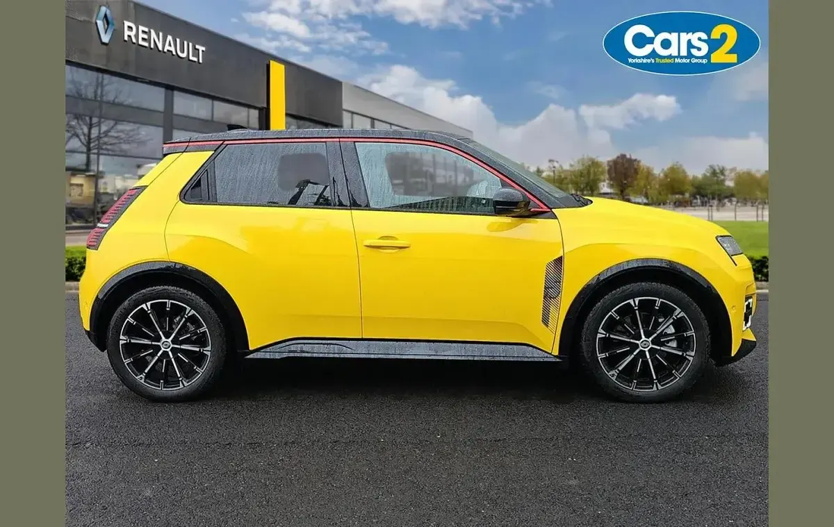 Used Renault R5 Iconic 110 kW (150 HP) 2025 Yellow/black  Hatchback