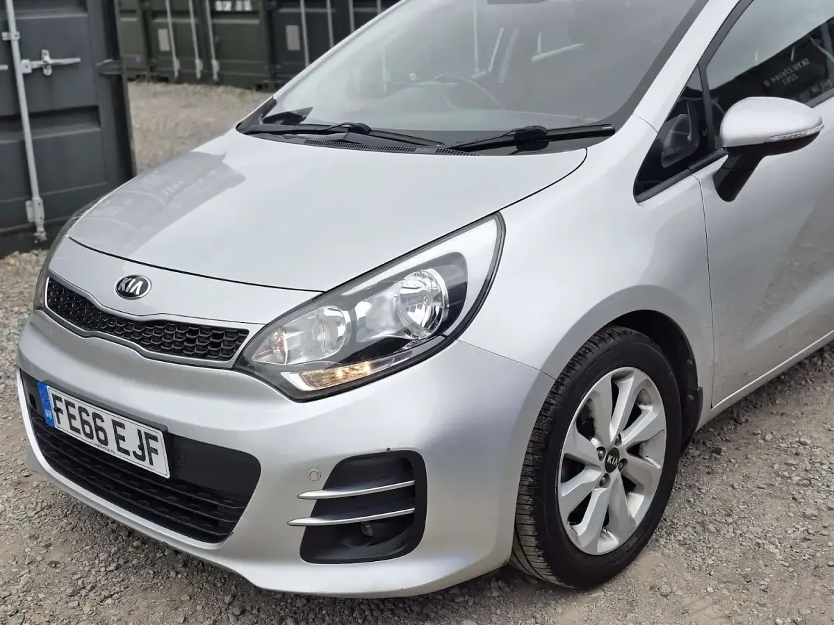 Used Kia Rio 107 HP (78 kW) 2016 Silver Hatchback