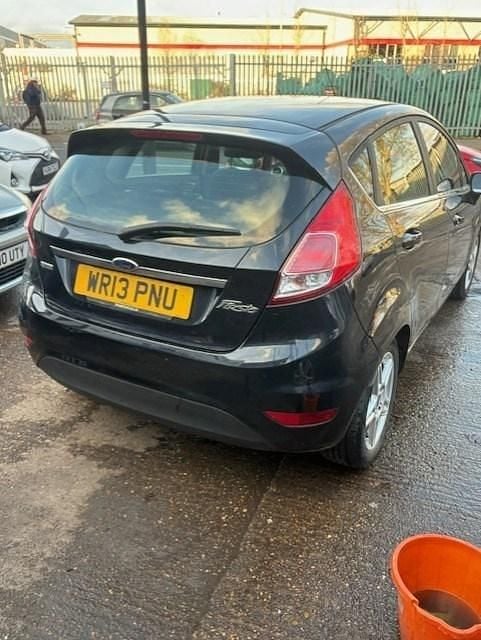Usado Ford Fiesta Zetec 80 HP (58 kW) 2013 Preto Citadino