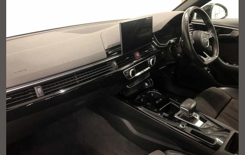 Begagnad Audi A4 Black Edition 163 HK (119 kW) 2021 Grå Sedan