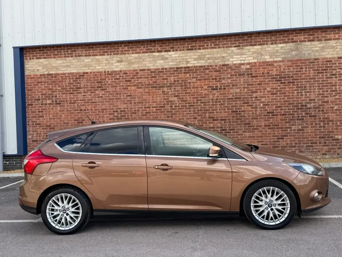 Second-hand Ford Focus Zetec 125 CP (91 kW) 2013 Maro Hatchback