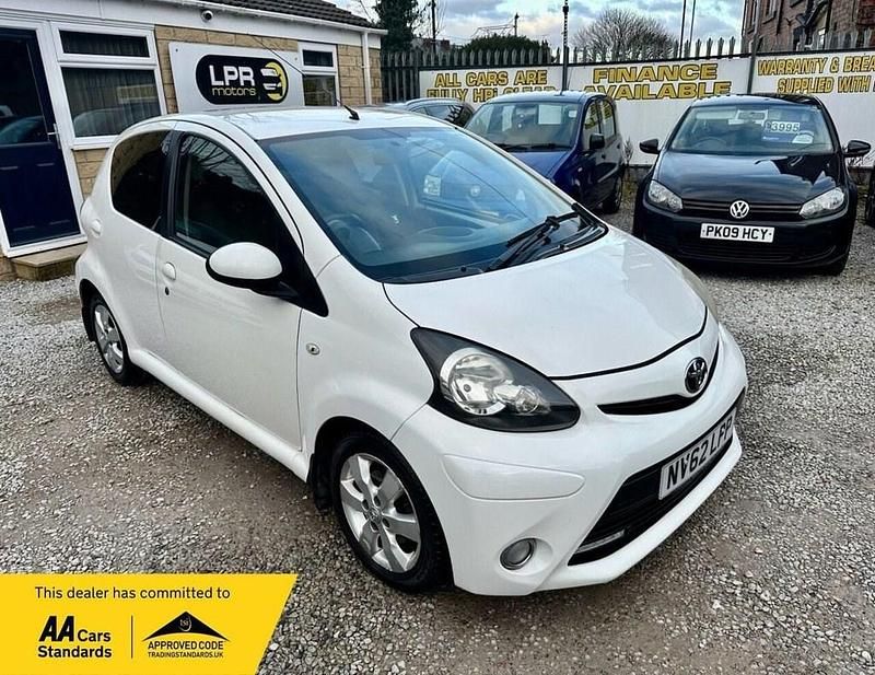 Used Toyota Aygo 67 HP (49 kW) 2013 White Hatchback