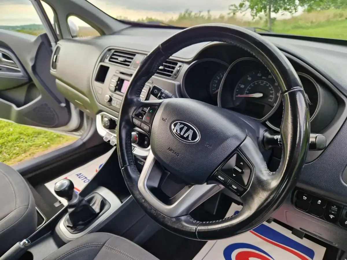 Begagnad Kia Rio 2015 Silver Halvkombi