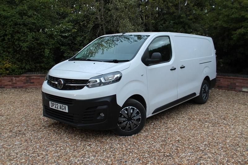 Second-hand Vauxhall Vivaro 100 CP (73 kW) 2022 Alb Monovolum