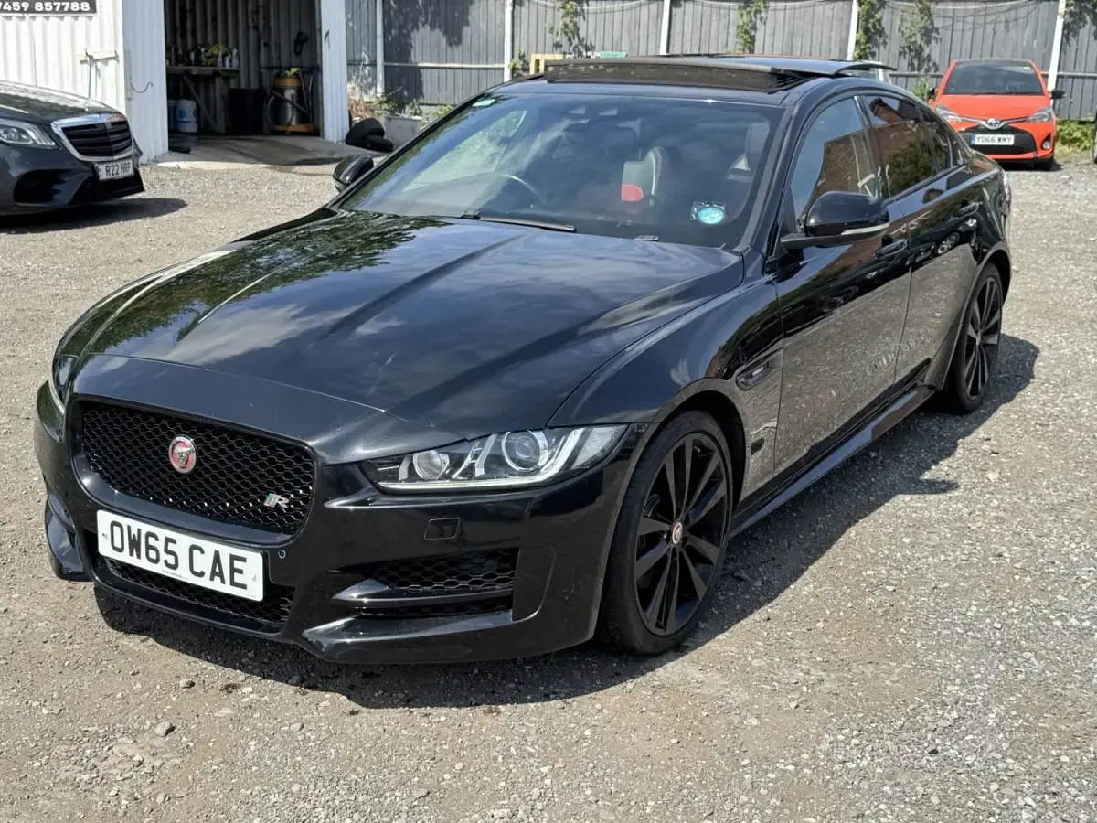 Usado Jaguar XE R-Sport 180 HP (132 kW) 2016 Preto Sedan