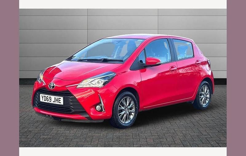 Used Toyota Yaris 111 HP (81 kW) 2019 Red Hatchback