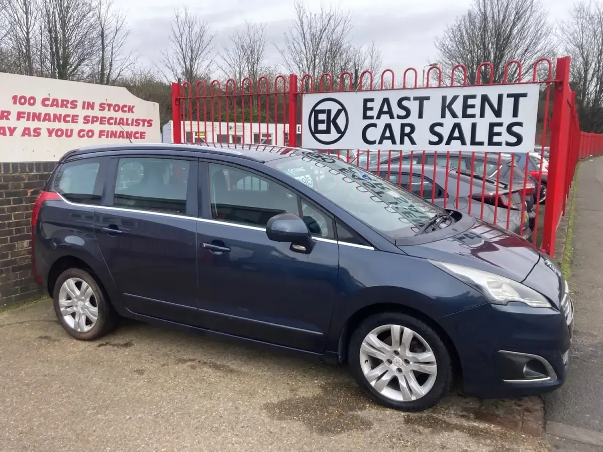 Usado Peugeot 5008 Active 115 HP (84 kW) 2014 Azul Monovolume