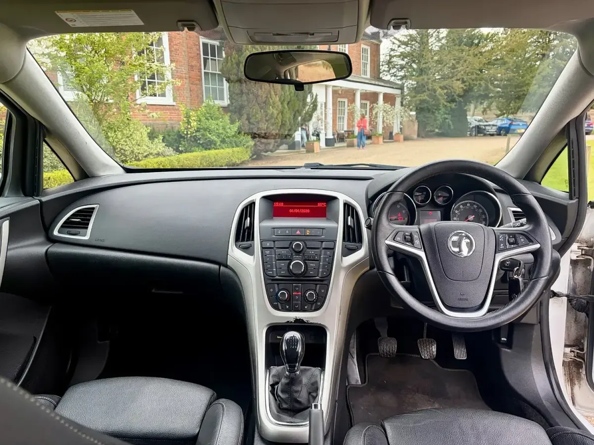 Used Vauxhall Astra Edition 140 HP (102 kW) 2014 White Hatchback