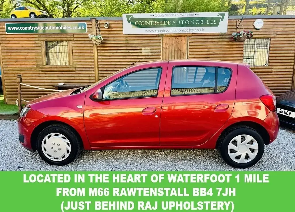 Usado Dacia Sandero Lauréate 75 CV (55 kW) 2013 Rojo Utilitario
