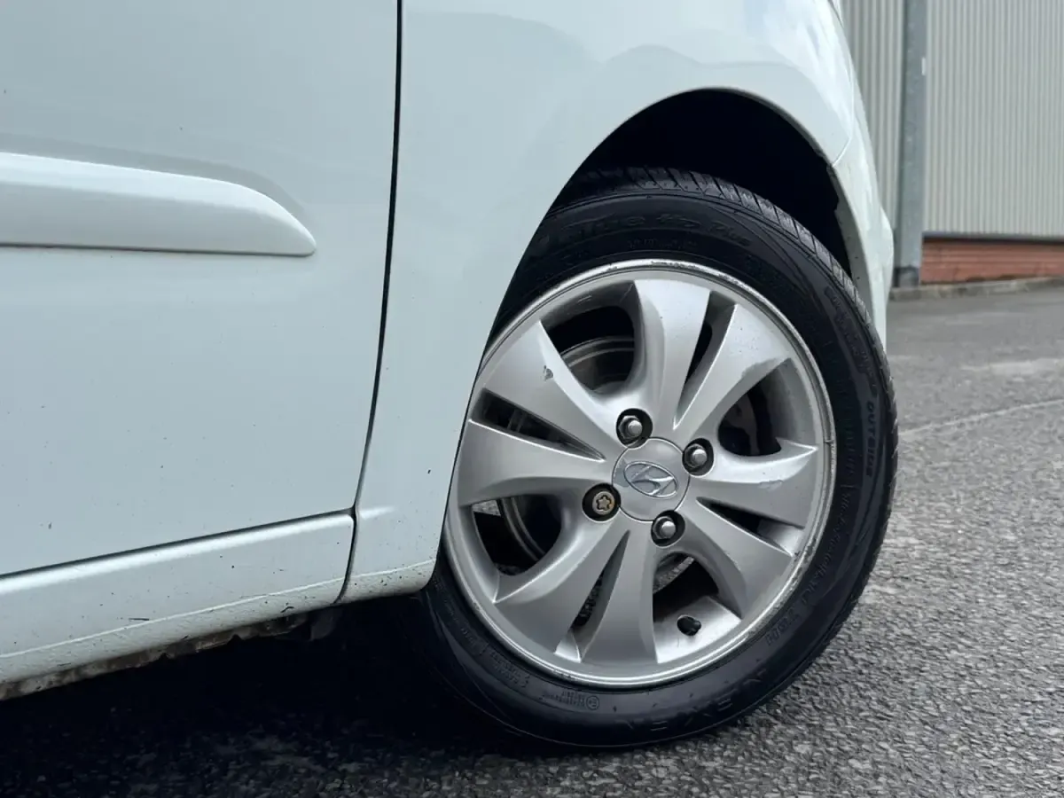 Usado Hyundai i10 Active 85 HP (62 kW) 2011 Branco Citadino