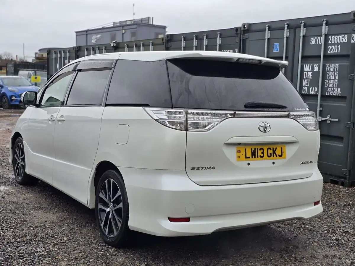 Used Toyota Estima 170 HP (125 kW) 2013 White MPV