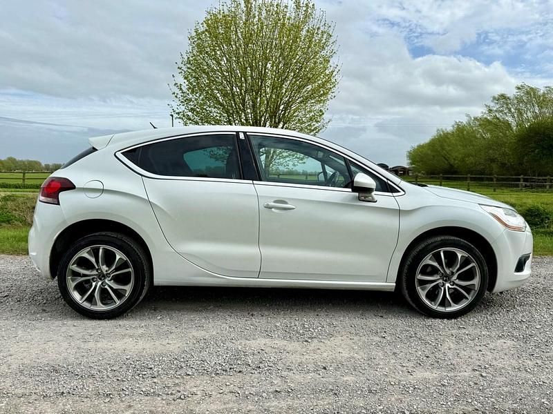 Used DS Automobiles DS4 120 HP (88 kW) 2015 White Hatchback