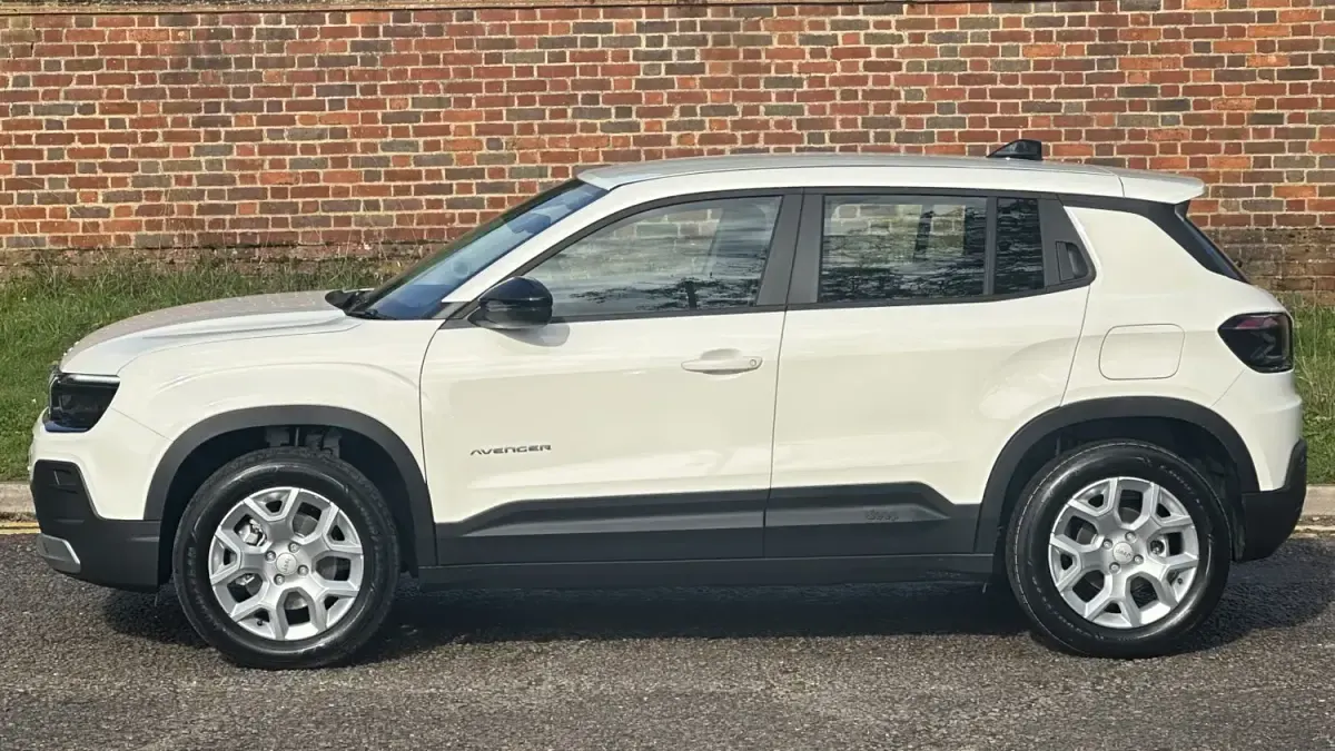 Usado Jeep Avenger Altitude 114 kW (156 HP) 2024 Branco SUV