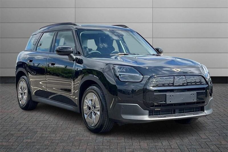 Midnight black ii Used 2024 Mini Countryman Classic SUV | £32,150 (Fair price) - Image 1/4