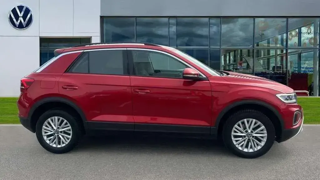 Used VW T-Roc Life 150 HP (110 kW) 2023 Red SUV