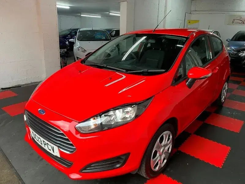 Usado Ford Fiesta Style 82 CV (60 kW) 2013 Rojo Utilitario