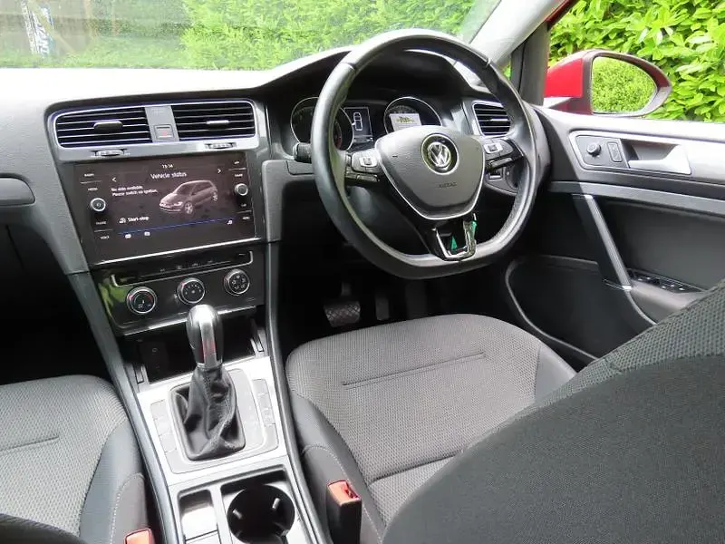 Used VW Golf VII SE 110 HP (80 kW) 2017 Red Hatchback