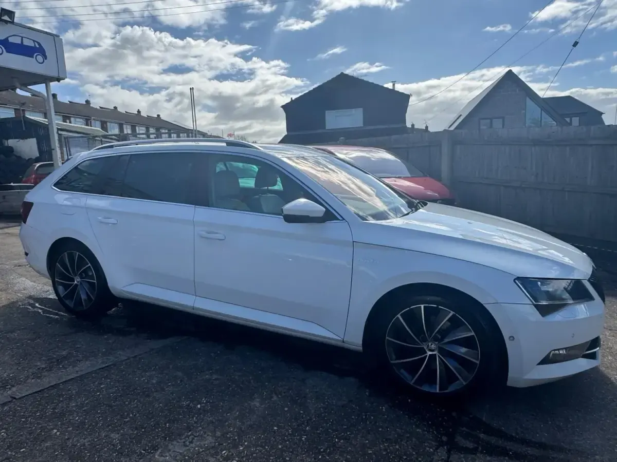 Usado Skoda Superb LAURIN & KLEMENT 190 CV (139 kW) 2016 Blanco Familiar