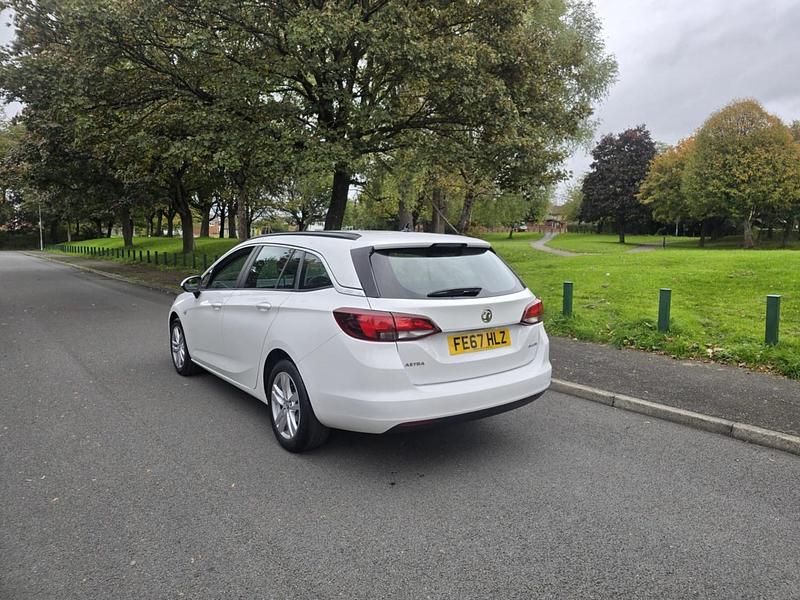 Used Vauxhall Astra 2017 White Estate