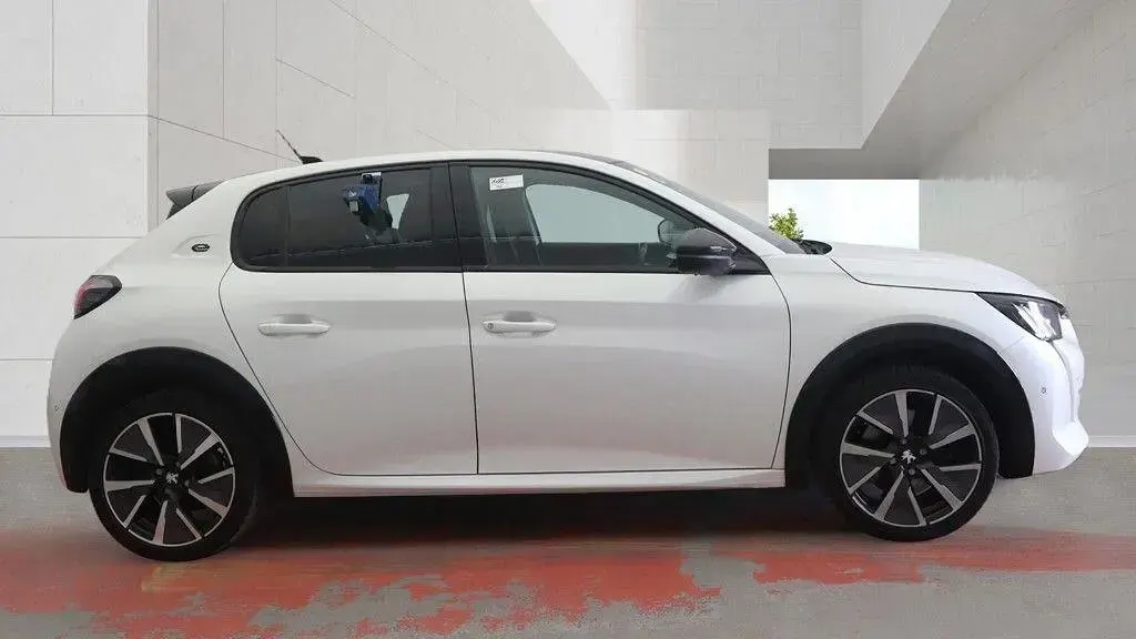 Used Peugeot e-208 Premium 100 kW (136 HP) 2021 White Hatchback