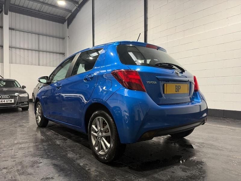 Used Toyota Yaris 99 HP (72 kW) 2015 Blue Hatchback