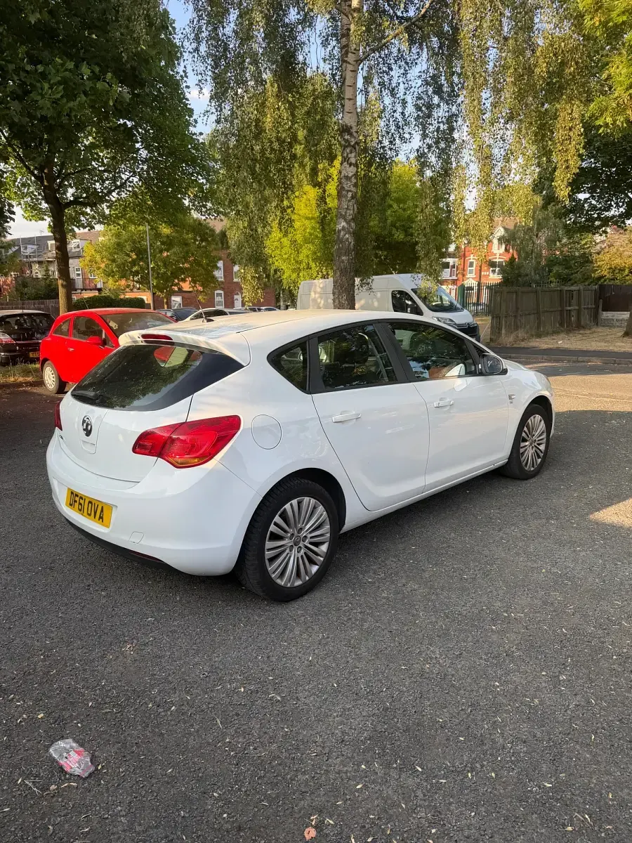 Used Vauxhall Astra Excite 2012 White Hatchback