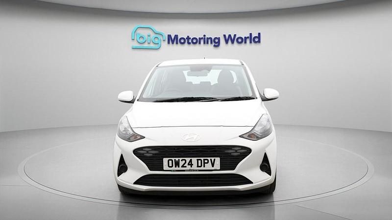 Used Hyundai i10 Advanced 63 HP (46 kW) 2024 White Hatchback