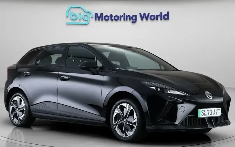 Begagnad MG MG4 EV SE 319 kW (435 HK) 2023 Svart Halvkombi