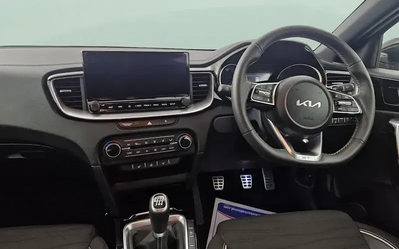Begagnad Kia Ceed GT-Line 140 HK (102 kW) 2024 Röd Halvkombi