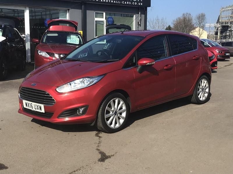 Used Ford Fiesta Titanium 100 HP (73 kW) 2016 Red Hatchback